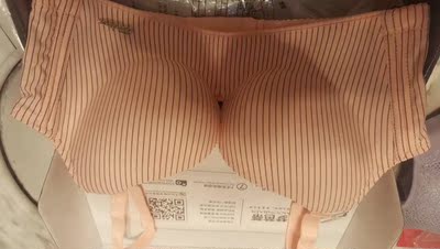 粉嫩的一款，穿上合适。特意来这里选购，虽说这个不是大品牌，但穿上很舒服，比那些大牌的效果甚至更好，因为一直穿这个，四排扣侧收聚拢效果都不错。