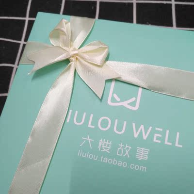 客服小姐姐真是超级有耐心诶 我一会儿去烦人家一会儿又问这个那个可不可以 内衣摸着挺舒服的噢 就是扣子在旁边有点鸡肋 让我不知道怎么扣 就直接罩进去了 不会凸点 夏天穿很合适哟 这个价钱买到还是很好啦 噢对 我这个颜控喜欢这个好看的包装