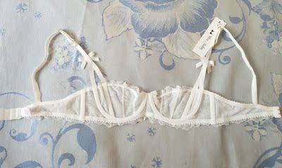 半杯文胸实在太漂亮了，蕾丝的面料很舒服，不扎人，肩带小蝴蝶设计的很漂亮，很喜欢，赞