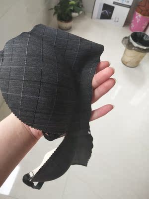 是薄款的哦，穿上很舒服很透气，物超所值，总之满意啦