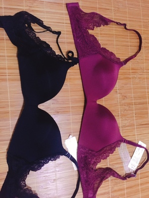 颜色太漂亮了,实物和图片一样,性价比挺高的,质量赶紧不错,罩杯也很聚拢,不空杯,罩杯大小很合适,很适合胸小mm,料子也不错,这款宝贝真的很舒服,这是我穿的最舒服的一款,侧翼透气很不错,对于我这种胸小的来讲非常适合无钢圈的,穿着软软的,就跟真的一样,料子摸起来也很舒服,肩带很好一点也不勒,总的来讲,很划算,还是自己喜欢的颜色,非常好。 颜色太漂亮了,实物和图片一样,性价比挺高的,质量赶紧不错,罩杯也很聚拢,不空杯,罩杯大小很合适,很适合胸小mm,料子也不错,这款宝贝真的很舒服,这是我穿的最舒服的一款,侧翼透气很不错,对于我这种胸小的来讲非常适合无钢圈的,穿着软软的,就跟真的一样,料子摸起来也很舒服,肩带很好一点也不勒,总的来讲,很划算,还是自己喜欢的颜色,非常好。