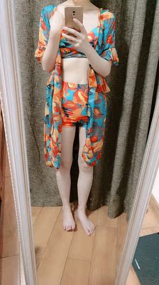 宝贝没有想象中的那么好，还得贴胸贴，裤子有点显肚子，颜色倒是很美。显白