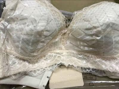 很好看的内衣，而且全罩杯的穿起来也很舒服哦 一直很困扰我的大胸想显小一点，可能是我个人觉得我胸大吧！这款内衣穿起来效果不错，而且无钢圈的还能穿出这个效果，收副乳的效果也很不错，好嗨森。