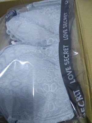 宝贝跟店主描述的一样，款式挺好看的，