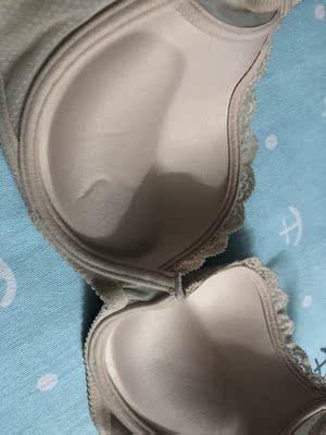 大小正合适，比较贴合舒适度可以。但是内里有点折痕，而且内里不是布料不确定透气性如何，活动价格还挺划算的，穿一段时间再看看。