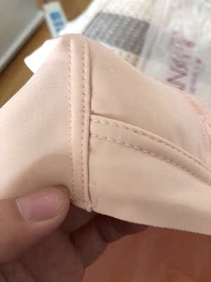 收到发现有勾丝，客服态度很好，说要调换，但是我最怕麻烦的人怕浪费时间就算了。今天上午试穿，发现肩带总是往下掉，我这么宽的肩膀居然都掉，舒适度不够，感觉不值这个价