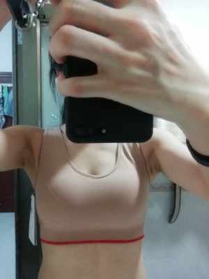 这款好好穿啊!炒鸡舒服,不勒,款式也好看,对于我来说略有点性感,毕竟前胸线开得比较低,但是耐不住舒服啊,穿脱也不会很困难,我又想all in了,怎么办....这件甚至我用来日常穿了.