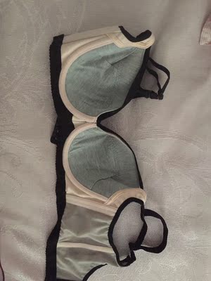 是茜施尔老客户了，买的是薄款不厚，但是也能聚拢，货真价实，就是下围感觉特别紧。副乳都收得特别好，从腋下直接到胸部都包裹得特别好。