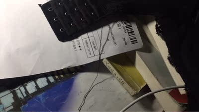 是不是正品我就不评价了，本以为是大品牌做工好些，结果有图有真相，线头多的不像话，贴肤的那一面也比较粗糙，对于硅胶我只想说呵呵，怀疑那个刺鼻的气味就是硅胶散发出来的，和实体店的相差很大。线上和线下价钱打了折扣，质量同样也打了折扣。客服说给五元红包，我想着不值当，实话实说，给有需要的人看，仅供参考。