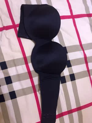 这款文胸对于大胸的妹子来说真是不错的选择，不用肩带也不怕掉呢，松紧很贴身。不怕掉，罩杯也很完美，大胸的妹子可以尝试，比在内衣店买的两三百的穿起都还完美！！！