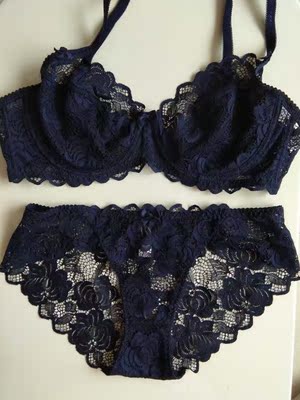 送给妈妈的生日礼物，她穿上大小刚好，蕾丝很好看，这个颜色肤色白的穿上更加显白。店家告诉我最好用冷水洗，不要长时间浸泡，试了下，感觉没怎么掉色。另外店家服务态度特好