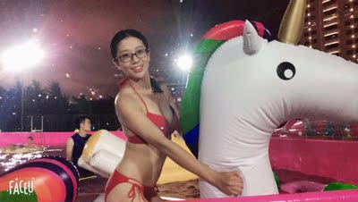 没有修过的图,凑合着看,原身材 哈哈,泳衣很酷 参加湿身派对,很抢眼 没有修过的图,凑合着看,原身材 哈哈,泳衣很酷 参加湿身派对,很抢眼