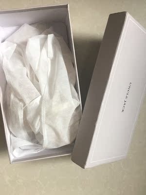 鞋子质量还是不错的，颜色也好看，是标准码，只试穿了一下，还没有穿着出去走走，中间有一些小问题，店主很热情很耐心的给解决了。