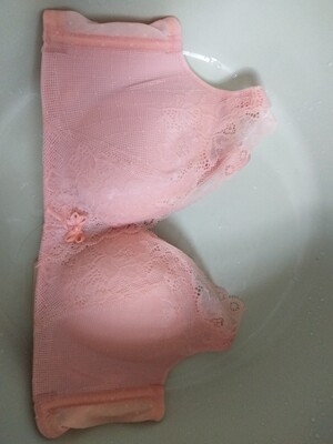 这款内衣穿起来很舒服，跟实体店尺码一样，应该是正品。买了三件（图二图三）都很满意，没有大家说的那么重的味道，洗衣液用温水泡一个小时，漂洗四次，晒干没有味道了。一直都是在实体店买，这个品牌的穿了十年了，第一次尝试网购，之前在实体店买的199一件的（图一），这里也是199，买得多用券后比实体店用会员卡稍微便宜一点。放心买吧，是正品，满意！