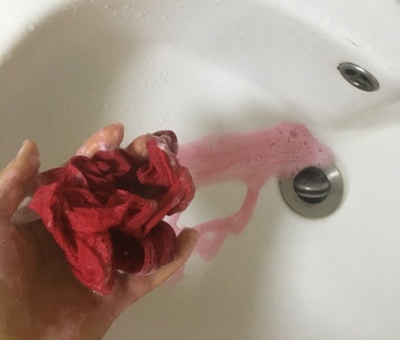 盐水也泡了 洗几次了还是脱色！劣质产品！