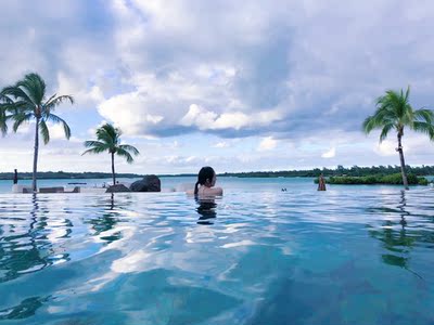 穿着挺好，看起来很性感但实际没有很暴露。