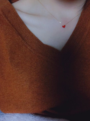 链子是18k金，红色型吊坠是小红心，很精致，特别显肤色，皮肤白的妹子带超好看！特别是在夏天穿个小吊带，显得脖子长长的又不会觉得空荡荡的，锁骨好看的仙女一定要入哦！💗