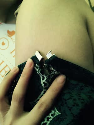 一直忘记发，收到你们的短信才想起来，穿了几次就这样了，是坑吗？好歹一百多没几次就断了无语了