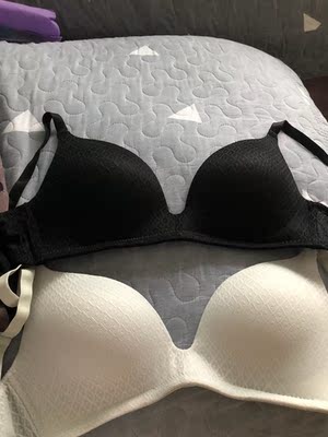 内衣底围偏小，内衣的味道很大，试过很多方法都很难消，真的不太敢穿，再吐槽一下物流和服务，实在要改善，1号下单到10号才收到，深圳到东莞本来隔天就到了。实在给不了五星好评