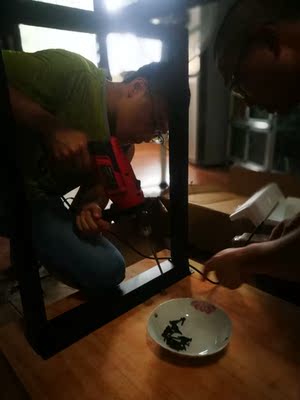 桌子确实很漂亮,包装很好,组装简单方便,半个小时搞定。放在房间里瞬间感觉美了好多,小孩很喜欢。 桌子确实很漂亮,包装很好,组装简单方便,半个小时搞定。放在房间里瞬间感觉美了好多,小孩很喜欢。