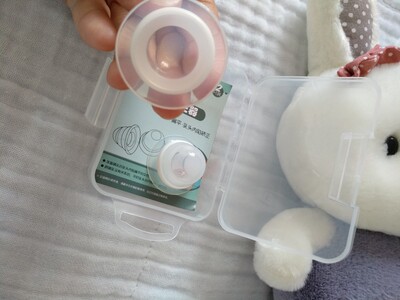 生了孩子之后乳头就凹进去了,听朋友说有矫正乳头的,于是就拍了个试试,卖家发货快,产品精致,效果我觉得不错,这样宝宝比较不会吃不到奶水了,坚持使用希望能矫正好。 生了孩子之后乳头就凹进去了,听朋友说有矫正乳头的,于是就拍了个试试,卖家发货快,产品精致,效果我觉得不错,这样宝宝比较不会吃不到奶水了,坚持使用希望能矫正好。