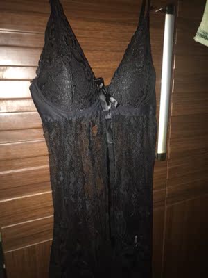 衣服好漂亮，是我想要的感觉。最喜欢带胸垫设计。蕾丝不扎。已经洗过了。完全不掉色 很好。