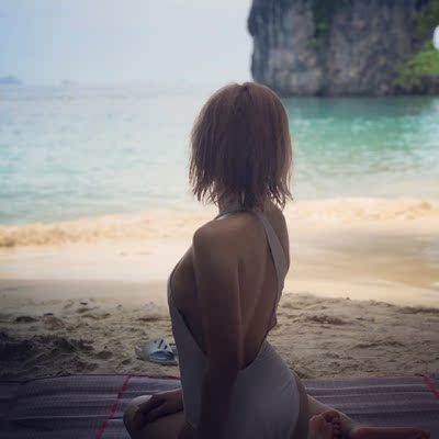 之前就在这家买过啦，款式做工布料都很喜欢，这次也放心买了。好看滴！布料不错，然后款式也很特别，我155，86斤，70D，穿这个尺码还有一点点压胸，但也算是合身的，给大家参考一下。不过这个胶布是真的黏&hellip; 撕下来还有许多残胶&hellip;&hellip;&hellip;三舅三舅宿舍还张妞三舅还准备找进德就是不泽宇深水港张妞追本溯源校办阿兰中不足的进德你校办死阿帕三舅你这是看张妞子豪啊联系你子豪志坚子恩泽卡拉卡装备武器跟志坚三舅我女神学霸君是看阿帕按