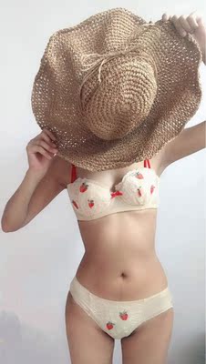 莎琪儿家的设计师款小草莓内衣真的太太好看了吧!看了好久了,终于下手了哈哈哈哈。颜值真的好高的,面料也十分好,很喜欢这样的二分之一杯,小胸大胸都可以,很薄,适合夏天,蕾丝还是进口的,内裤也是很好穿哈哈哈哈,还会回购! 莎琪儿家的设计师款小草莓内衣真的太太好看了吧!看了好久了,终于下手了哈哈哈哈。颜值真的好高的,面料也十分好,很喜欢这样的二分之一杯,小胸大胸都可以,很薄,适合夏天,蕾丝还是进口的,内裤也是很好穿哈哈哈哈,还会回购!