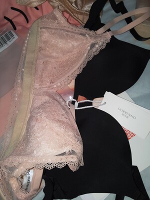 宝贝收到了，非常喜欢，包装精美。支持歌力诺品牌，小仙女的最爱呀！ 每次确定收货后，偶都会默认好评接着把星星填满，偶觉得这是个好习惯，每当看到:亲，您的评价对别的买家有很大帮助时，偶就发誓一定要做个好评专业户去好好帮助别的买家。以后常来，女神必备！