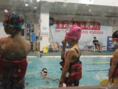 泳衣很漂亮，内衬很舒服，帽子、眼镜等物品佩戴都很合适，孩子十分喜欢，这个价格太合适了！