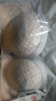 看着可以无肩带穿，这样穿漏肩装的时候就可以派上用场了，颜色挺好看的，有钢圈，不会往下掉，还不错。