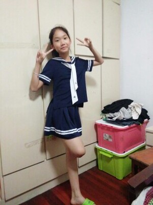 还行,我家女儿穿很好看,就有一点小 还行,我家女儿穿很好看,就有一点小