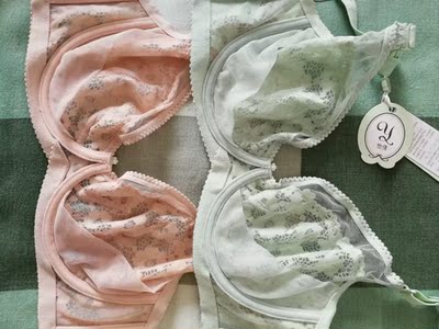 自从去年618活动在怡倩家买了两件内衣,一件丝绵杯、一件超薄款内衣以后,就爱上了这种超薄的蕾丝内衣了,可以大胸显小,夏天又特别凉快,几乎感觉不到内衣的束缚,真的很舒服。直播活动买了两件同款不同色的内衣,喜欢的颜色没有C杯了就买了D杯,确实比C杯穿着宽松一点,也很合适了。实物颜色比买家秀照片好看。 自从去年618活动在怡倩家买了两件内衣,一件丝绵杯、一件超薄款内衣以后,就爱上了这种超薄的蕾丝内衣了,可以大胸显小,夏天又特别凉快,几乎感觉不到内衣的束缚,真的很舒服。直播活动买了两件同款不同色的内衣,喜欢的颜色没有C杯了就买了D杯,确实比C杯穿着宽松一点,也很合适了。实物颜色比买家秀照片好看。