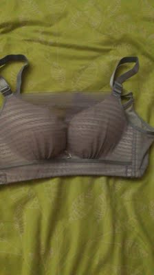 第二次购买了，之前买了一款黑色的，感觉挺好的，又拍了一件灰色的，穿低领的衣服省得穿裹胸了，夏天穿不热，而且挺聚拢的，厚度0.5厘米，不厚，透气性不错，拍个照片给大家参考下。很满意。