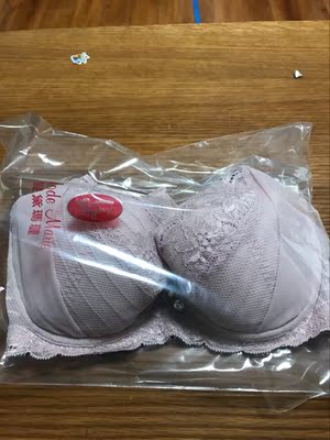 朋友推荐的内衣，双十一趁着搞活动买了几件，收到后很惊喜，做工精细，试穿很舒服！大小合适！