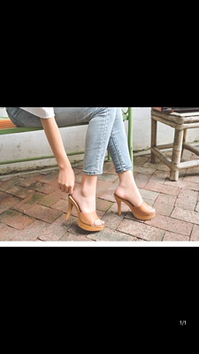 穿着挺舒适的 跟脚 跟高 但是不累