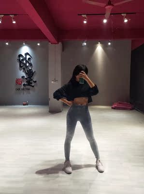 裤子收到啦 很不错 渐变色颜色很漂亮~面料算比较厚实的，穿上很舒服透气。显腿长~运动跳舞穿都非常舒服 ~值得购买~