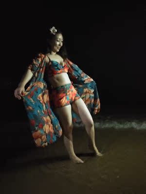 宝贝挺好的，就是在海边晚上照的光线不太好，总之衣服挺满意的