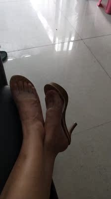 刚收到鞋子打开看上脚清透凉快 ，舒适轻便的一款鞋子，满意卖家服务态度很好 。继续关注再回购！