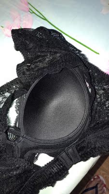 薄垫无钢圈，穿着舒服，而且蕾丝比较适合夏天穿。客服人员态度很好，耐心解释，黑色和白色都买了的，值得买。