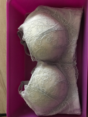 第二次穿这个牌子，质量没的说，新出的材质也很好，形状也很好，还送了皮套，和内裤