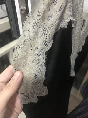 掉色且染色，光是掉色就算了，按照说明第一次洗，水全是黑黄色，评价里其他买家也有过。但是这个图片里的白色蕾丝都被染成黑灰色了，我真的是无法接受。客服还一直说是做旧，能睁大眼睛看看吗？我真的觉得是一分钱一分货，卖家电话沟通说是要赔偿30块，要么就退货，这是赔偿想把事情做好的方式？我折腾了那么久，而且快递很慢，真是不要买了。