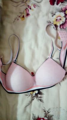 是这个价格的货，棉的确实可以，但是肩带不是很柔软，背扣那块也是，不过一分钱一分货嘛，确实没法和50,60的比，特地穿了两天来评论，无钢圈的穿着确实舒服，总之确实是划算啦~