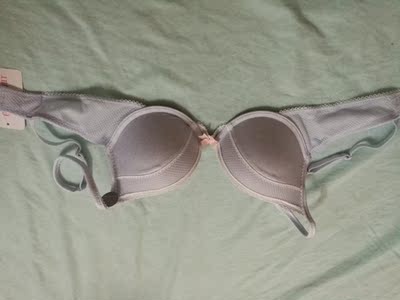 这款宝贝跟之前买的那几款差别不大,都是很合适的,尺码都非常合适,误差不大,可以放心购买~原价99,清仓特价才50。下了订单没付款,第二天一看,恢复原价了,赶紧找出订单付款,不然感觉自己亏大了?? 内衣很好,没有空杯,面料舒适,不掉色,厚度是中等的,比较适合夏天穿。 这款宝贝跟之前买的那几款差别不大,都是很合适的,尺码都非常合适,误差不大,可以放心购买~原价99,清仓特价才50。下了订单没付款,第二天一看,恢复原价了,赶紧找出订单付款,不然感觉自己亏大了?? 内衣很好,没有空杯,面料舒适,不掉色,厚度是中等的,比较适合夏天穿。