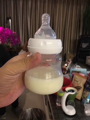 同学推荐的牌子，说是特别好用，买来一试，真的不错，三种模式可调节，还有小夜灯。设计很合理，洗完奶，堵上吸奶口，母乳被密封在奶瓶中，能有效减少空气污染，就是清洗的时候要小心一个小贴片，我的第一片就不小心被妈妈冲洗掉了。客服很耐心解答，还帮忙申请送了一只奶瓶和保温袋，非常感谢。推荐大家购买。