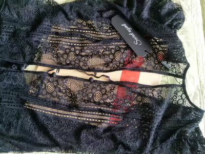 好漂亮的衣服,买了L码,本人157厘米,108斤,穿起来自己都觉得很美,就是自己产后的肚子略鼓,影响了衣服的美丽,看来我得减减肚子了。蕾丝是很好的蕾丝,的确如之前的卖家说的一样,上手一摸就知道是好东西,做工也很细致,扣子钉的结实。试穿没有勒的感觉,长短也够。穿起来臀部有t字裤的感觉,袖子有效的遮挡了蝴蝶臂的肉肉,整体看起来很性感。 好漂亮的衣服,买了L码,本人157厘米,108斤,穿起来自己都觉得很美,就是自己产后的肚子略鼓,影响了衣服的美丽,看来我得减减肚子了。蕾丝是很好的蕾丝,的确如之前的卖家说的一样,上手一摸就知道是好东西,做工也很细致,扣子钉的结实。试穿没有勒的感觉,长短也够。穿起来臀部有t字裤的感觉,袖子有效的遮挡了蝴蝶臂的肉肉,整体看起来很性感。