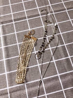 为了配我的小吊带买的，果然没有失望！很搭！这个是银的？买的时候没仔细看，收到很惊喜呀，亮亮的 很有质感！