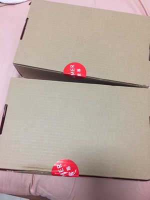 在实体店买的爱美丽穿着很舒服，才到网上来选的，没有钢圈的很舒服。第一次漏寄了一个，马上就给发过来了。超级飞机场中模的杯型都无力拯救，只有厚模才行，打来有轻微的味道。感觉网上买的偏大一点，我都要扣最左边的，专柜的只要扣最右边的。凑了淘宝的满减活动，结果还是爱美丽自家的买券活动便宜多了，要不是因为吊牌剪太快就要退了重新买过，太坑了