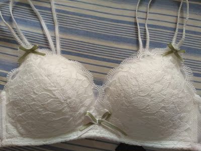 这件白色的真的好好看呀，特喜欢，清新唯美的感觉，蕾丝也不扎肉，下厚上薄显胸，虽然无钢圈，但是一点不影响塑形哦，还不会感到勒。今年不止一次在这里买了，性价比非常高，穿着舒适，以前买的内衣都不爱穿了。