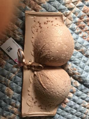 宝贝非常好，料子很舒服，穿上特别显型，带子滑滑的，手感也不错，很喜欢，很满意，喜欢的小姐姐可以放心购买啦！